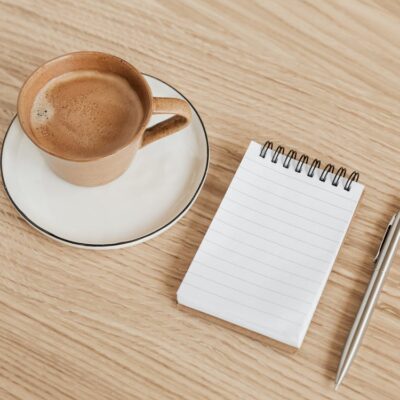 Kaffe og notesbog